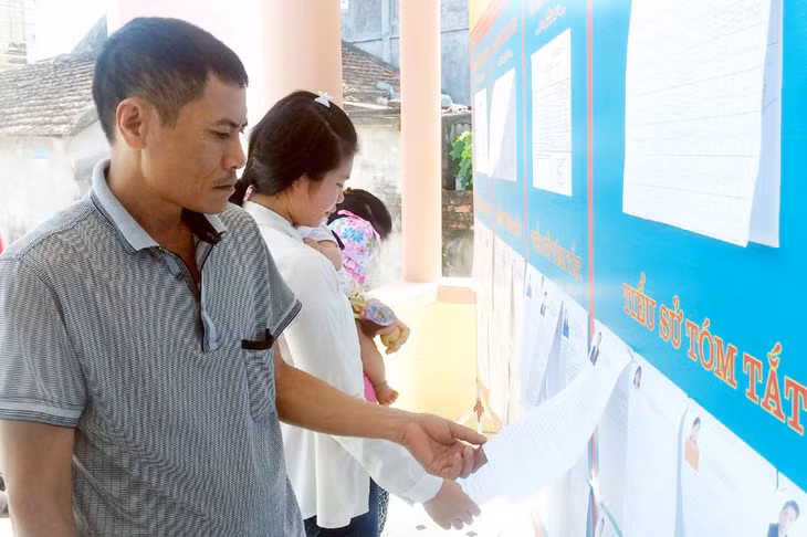 Người dân xã Liên Vị, TX Quảng Yên xem tiểu sử người ứng cử ĐBQH khoá XIV và đại biểu HĐND các cấp, nhiệm kỳ 2016-2021 tại điểm bầu cử số 6, xã Liên Vị.