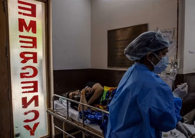 Bệnh nhân mắc COVID-19 điều trị trong khu cấp cứu tại bệnh viện Holy Family ở New Delhi. (Ảnh: Reuters)