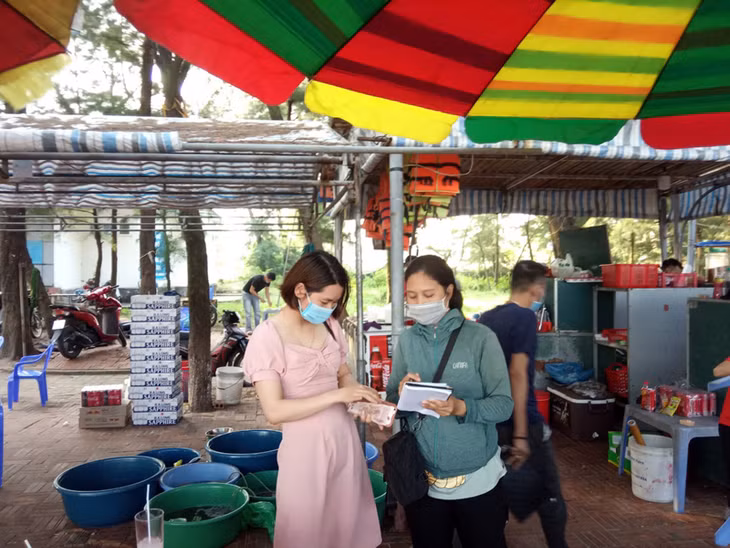 Chủ các điểm bán hàng cùng du khách thực hiện đeo khẩu trang y tế phòng chống dịch.