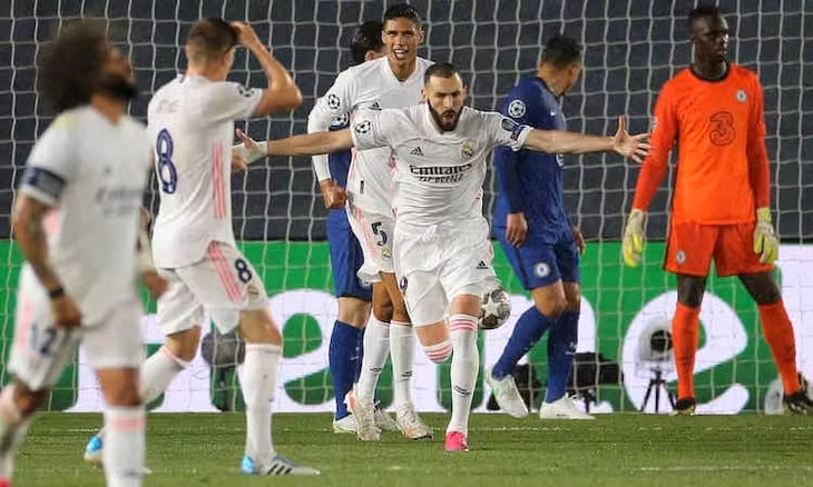 Benzema chứng tỏ đẳng cấp của một chân sút hàng đầu trong tình huống gỡ cho cho Real. Ảnh: PA.