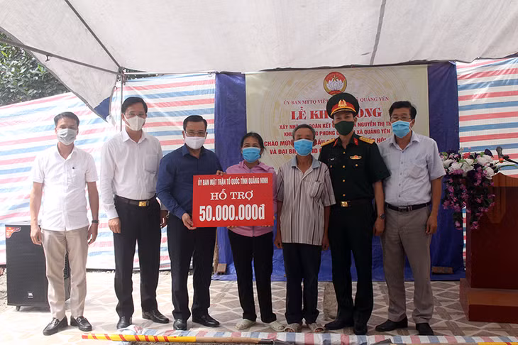 Ủy ban MTTQ tỉnh hỗ trợ gia đình bà Nguyễn Thị Thu, khu 2, phường Phong Cốc, TX Quảng Yên 50 triệu xây nhà ở mới