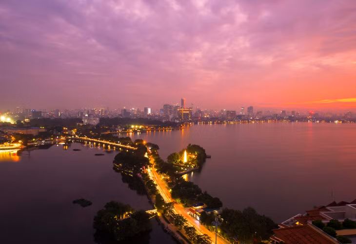 Cây cầu Long Biên biểu tượng cũng là nơi nhiều du khách muốn ghé qua một lần khi đặt chân tới thủ đô.
