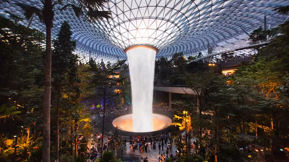 Sân bay Jewel Changi ở Singapore là công trình kiến trúc gắn với thiên nhiên, thân thiện, sinh động - Ảnh: STB