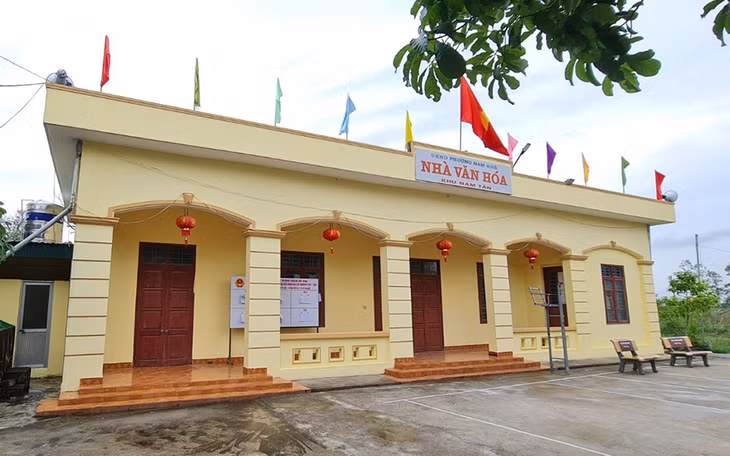Nhà văn hóa thông Nam Tân, phường Nam Khê vừa được sơn sử để làm nơi tổ chức các hoạt động liên quan công tác bầu cử của khu.