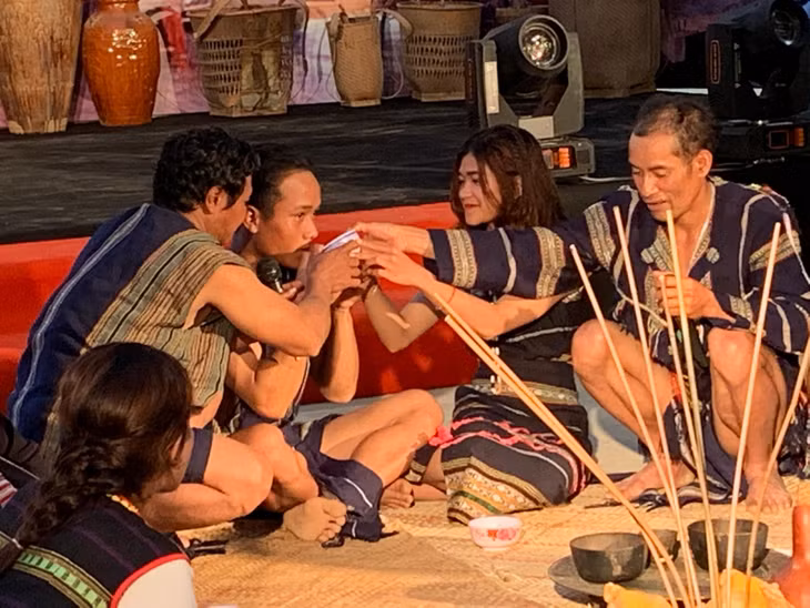  Chú rể uống rượu giao bôi
