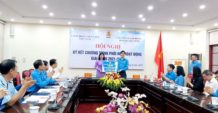 Công đoàn viên chức Việt Nam tặng 30 suất quà cho 30 CNLĐ có hoàn cảnh khó khăn của tỉnh Quảng Ninh.