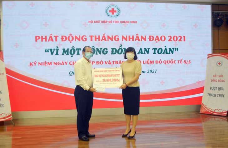 Lãnh đạo Hiệp hội Doanh nghiệp TP Cẩm Phả hỗ trợ tặng quà cho hội viên Hội Người mù TP Cẩm Phả tháng 4/2021.