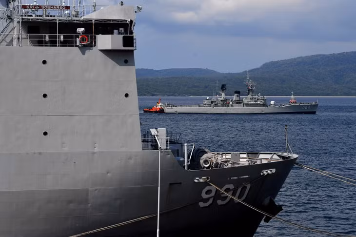 Một tàu hải quân tham gia tìm kiếm tàu ngầm tàu ngầm KRI Nanggala 402. Ảnh: Reuters.