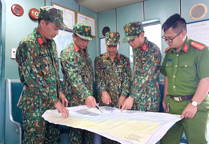 Lực lượng liên ngành họp bàn.