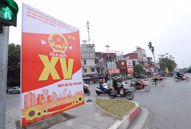 Cụm pano 3 mặt tuyên truyền, cổ động bầu cử tại ngã 4 ô Đông Mác. (Ảnh: Hoàng Hiếu/TTXVN)