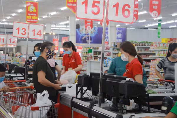 Siêu thị Lan Chi, người dân thực hiện nghiệm việc đeo khẩu trang và giữ khoảng cách… khi mua sắm