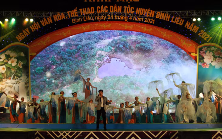 Ca sĩ Tuấn Anh thể hiện bài hát 