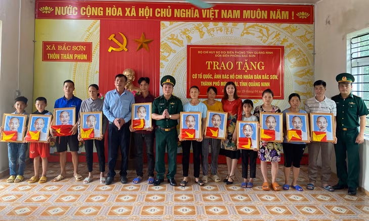 Đồn Biên phòng Bắc Sơn tặng Cờ Tổ quốc và ảnh Bác Hồ cho nhân dân