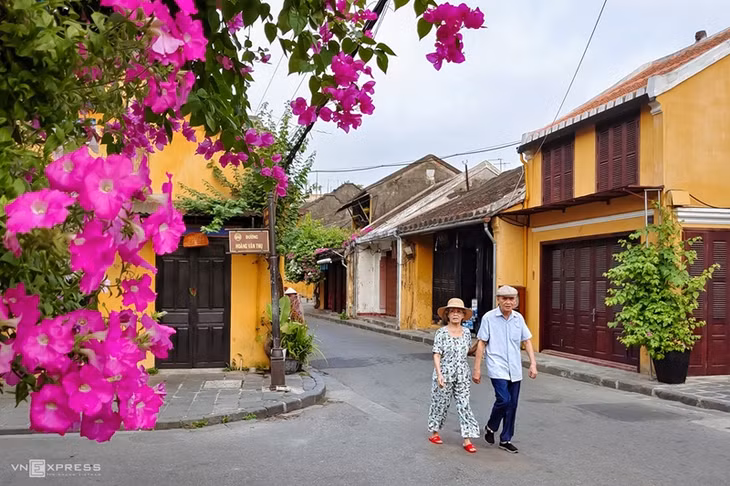 Khoảnh khắc ấm áp của đôi vợ chồng già đi dạo ngang qua ngã ba Hoàng Văn Thụ - Trần Phú. “Vợ chồng hai bác này sáng chiều nào cũng cùng đi bộ thư thả trên phố cổ”, anh Vũ cho hay.