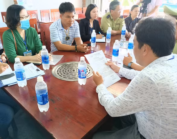 Ông Nguyễn Văn Vương (thứ 2 từ trái sang) làm việc với cơ quan chức năng - Ảnh: MINH CHIẾN