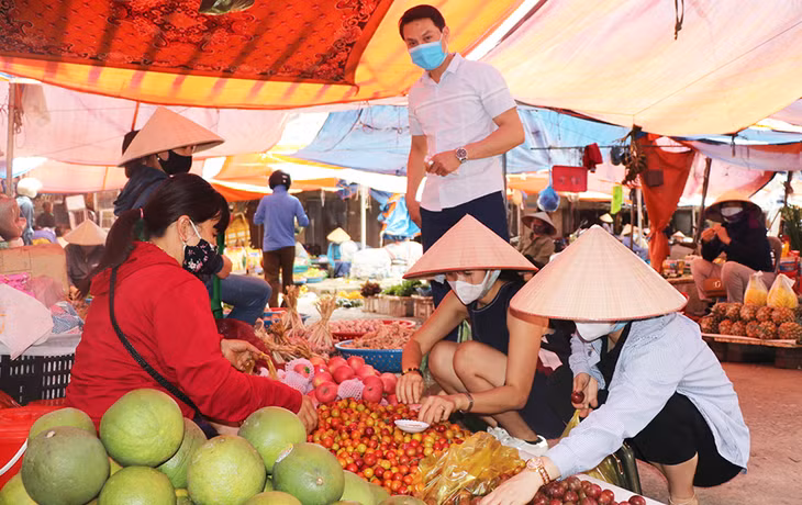 Người bán, người mua tại chợ Trung tâm TP Uông Bí thực hiện khá nghiêm túc thông điệp 5K.