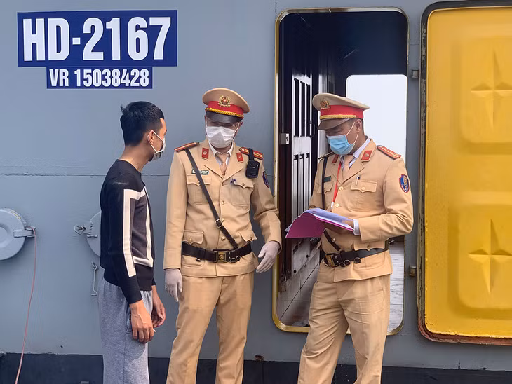 Công an huyện Hải Hà kiểm tra các phương tiện thuỷ vận chuyển VLXD trên địa bàn. 