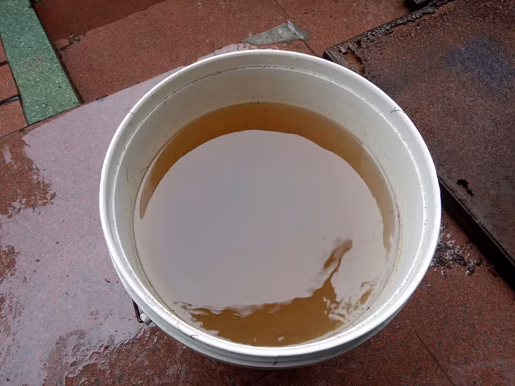 Nước trong bể chứa có màu vàng, đục.