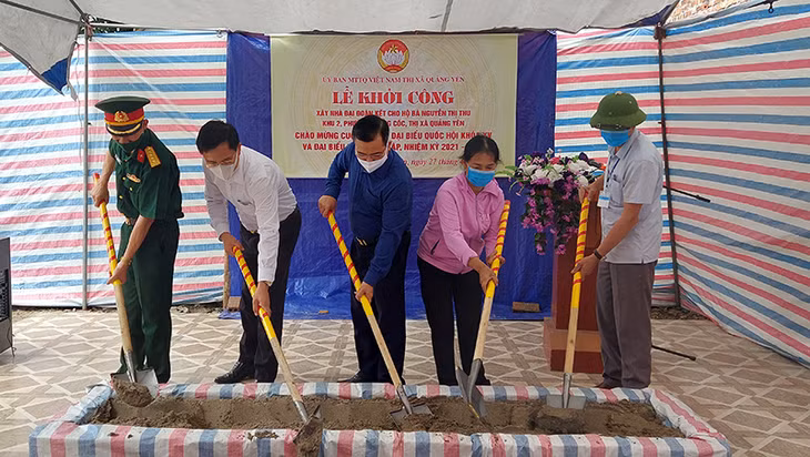 Các đại biểu thực hiện nghi thức khởi công ngôi nhà Đại đoàn kết.