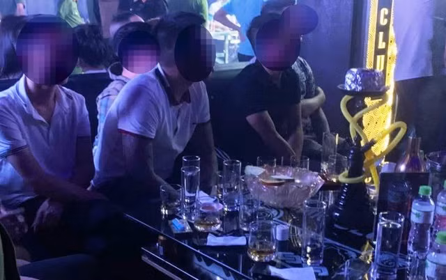 Tại thời điểm kiểm tra, trong căn phòng rộng trên 200m2 có hàng trăm người đang say sưa trong tiếng nhạc cực đại.
