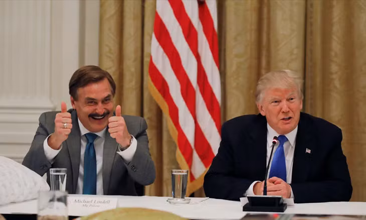 Mike Lindell (trái) - giám đốc công ty sản xuất gối My Pillow - làm phim tài liệu dài gần ba tiếng để bênh vực Donald Trump trong cuộc bầu cử tổng thống Mỹ 2020. Ảnh: Quartz.