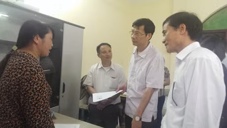 Đồng chí Chủ tịch UBND tỉnh kiểm tra hoạt động của bộ phận địa chính thị trấn Cái Rồng (Vân Đồn).