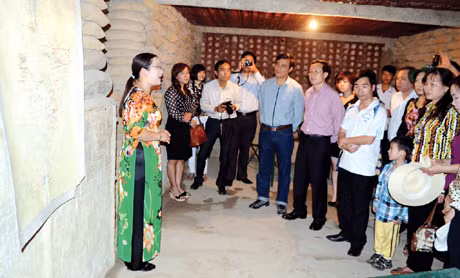 Tham quan hầm Đờ Cát. Ảnh: Lưu Linh
