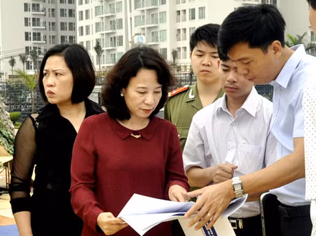 - Đồng chí Vũ Thị Thu Thuỷ, Phó Chủ tịch UBND tỉnh kiểm tra tiến độ lắp sân khấu.