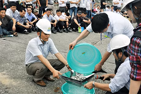 học viên thực hành với vải lọc dầu
