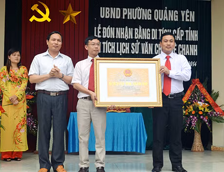 Đồng chí Trần Tiến Dũng, Phó Chủ tịch UBND TX Quảng Yên (trái), trao bằng công nhận Di tích lịch sử văn hóa cấp tỉnh đối với Văn chỉ Khê Chanh cho UBND phường Quảng Yên.