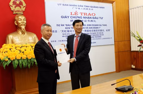 Đồng chí Nguyễn Văn Đọc, Phó Bí thư Tỉnh ủy, Chủ tịch UBND tỉnh trao giấy chứng nhận đầu tư
