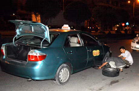 Chiếc taxi bị nổ lốp trước.