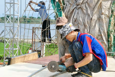 cẩn thận với từng chi tiết tại khu vực sân khấu chính.