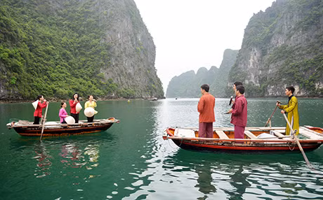 Du khách quốc tế tham quan các hiện vật trưng bày tại Triển lãm