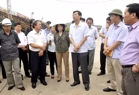 Đoàn kiểm tra nghe báo cáo công tác chuẩn bị cho Carnaval Hạ Long.