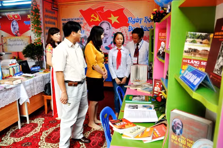 Các đại biểu thăm các gian trưng bày sách.