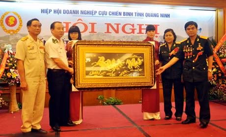 Đại diện Hội CCB Việt Nam tặng quà lưu niệm cho 