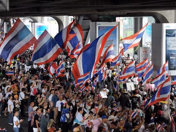 Hàng nghìn người biểu tình chống Chính phủ tuần hành trên các đường phố ở thủ đô Bangkok, Thái Lan. (Ảnh: THX/TTXVN)