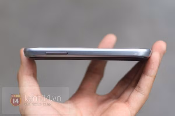 Cả hai sản phẩm đều sở hữu màn hình 4 inch.