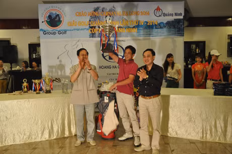 Ông Đặng Huy Hậu, Phó Chủ tịch UBND tỉnh và ông Phạm Văn Thể, Giám đốc Công ty CP Tập đoàn Hoàng Hà trao cúp và phần thưởng cho cơ thủ đoạt giải vô địch Đào Anh Tuấn