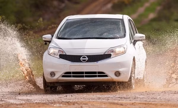 Trong thử nghiệm này, các kĩ sư tại Nissan đã phủ sơn lên một nửa chiếc xe và chạy thử để xem hiệu quả đạt được khác nhau như thế nào.