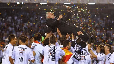 HLV Ancelotti được các học trò tung hê sau chiến thắng ở trận CK Cúp Nhà Vua