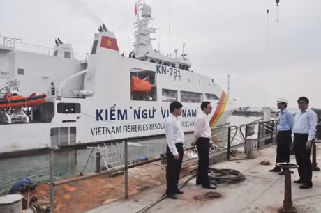 Các đồng chí lãnh đạo tỉnh và đoàn công tác của BCĐ Chương trình Mục tiêu Quốc gia về xây dựng nông thôn mới kiểm tra tiến độ đóng mới tàu kiểm ngư Việt Nam.