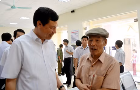 Đồng chí Nguyễn Đức Long, Phó Bí thư Tỉnh ủy, Chủ tịch HĐND tỉnh trò chuyện với người dân về công tác giải quyết thủ tục hành chính.