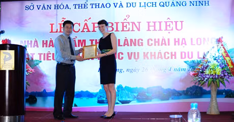 Đại diện Sở Văn hóa Thể thao và du lịch cấp biển hiệu đạt chuẩn phục vụ khách du lịch cho nhà hàng