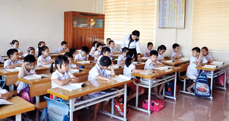 Với sỹ số lớp học quá đông, TP Hạ Long chọn phương án tăng cường “Đầu tư công, quản trị tư” để tinh giản bộ máy, biên chế. Ảnh: Giờ học của cô, trò Trường Tiểu học Hạ Long (TP Hạ Long).
