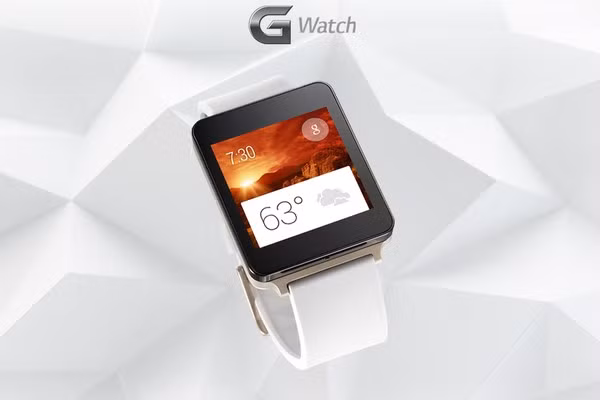 Chân dung đồng hồ thông minh LG G Watch được đăng tải trên website chính thức. Máy có mặt đồng hồ hình vuông đồng thời vận hành trên nền tảng Android Wear OS theo đúng những gì hãng khẳng định trước đó.