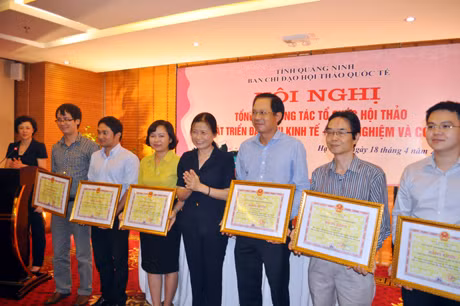 Đông chí Đỗ Thị Hoàng, Phó Bí thư Thường trực Tỉnh ủy, Trưởng Đoàn Đại biểu Quốc hội tỉnh tặng bằng khen cho các tập thể, cá nhân có những đóng góp tích cực tại Hội thảo.