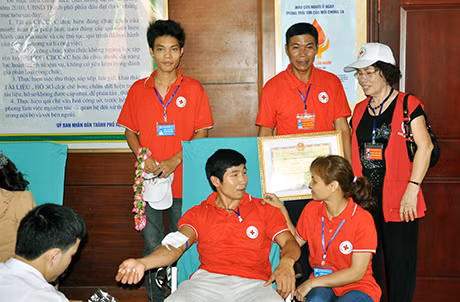 Gia đình anh Lương Quý Đon, có 5 thành viên tham gia CLB Hiến máu tình nguyện phường Bãi Cháy (TP Hạ Long).
