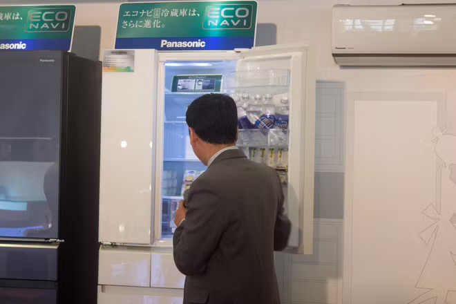 Dòng tủ lạnh mới không chỉ trang bị công nghệ Econavi mà còn hỗ trợ làm lạnh ở -3 độ C giúp bảo quản thực phẩm và sử dụng ngay mà không cần rã đông. Ngoài ra, tủ lạnh này còn tích hợp khử mùi, đèn LED để giữ vitamin trong rau củ quả.